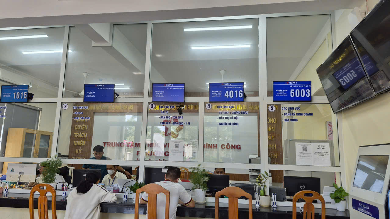 Hệ thống KIOSK lấy số tự động, kiosk lấy số tự động, hệ thống xếp hàng thông minh, quản lý xếp hàng tự động, kiosk hành chính công, chuyển đổi số, thiết bị KIOSK, phần mềm xếp hàng tự động